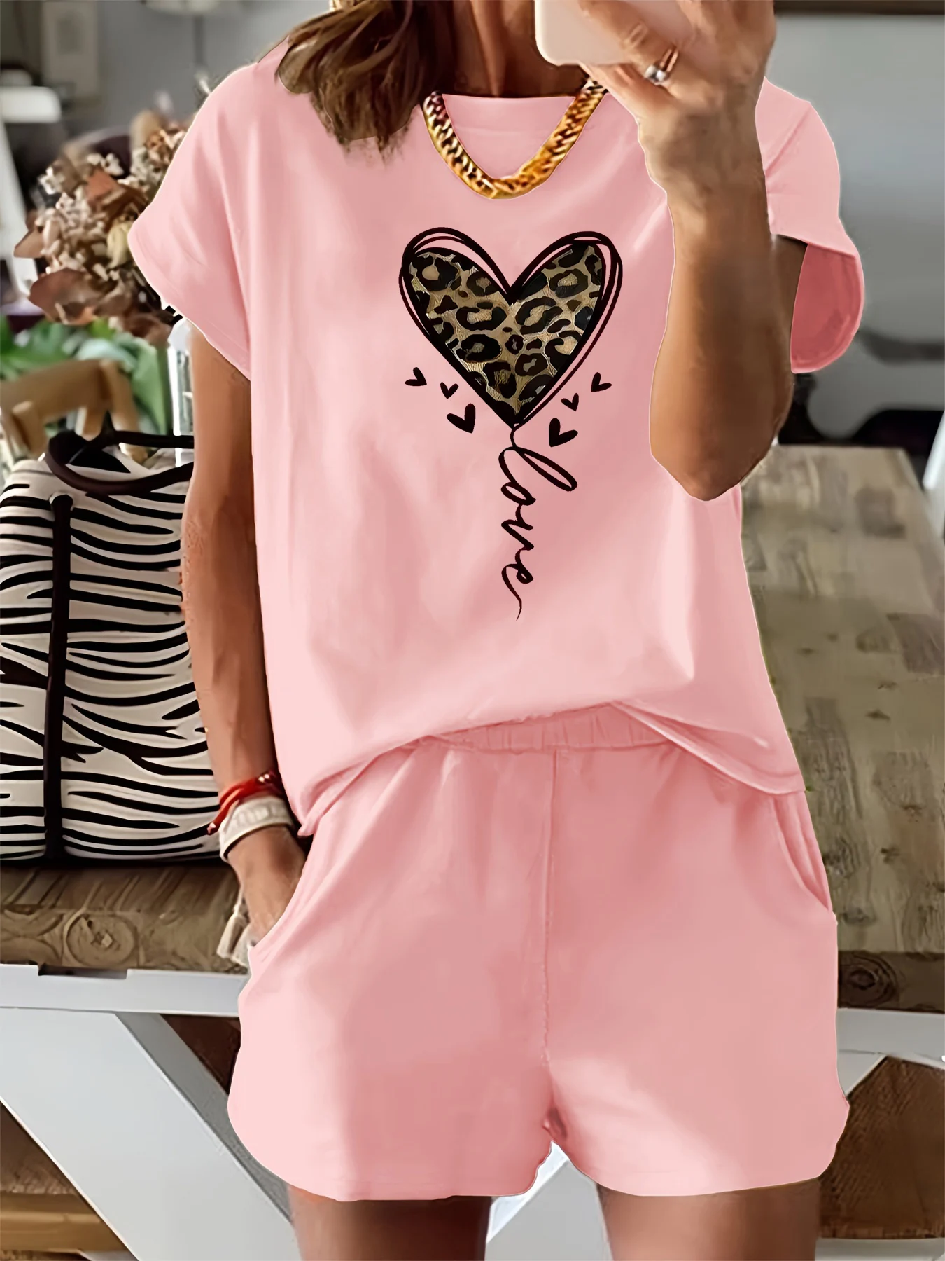Summer women's fashionable leopard print heart-shaped print casual loose round neck short sleeved T-shirt shorts two-piece set
