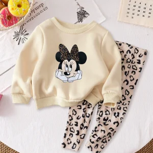 【Officially Licensed】Disney Exclusively Developed Autumn/Winter Mickey Mouse Cute Long-Sleeve Sweatshirt and Pants Set for Baby Girls and Newborns, Featuring a Cute Minnie Mouse Cheek Resting Cartoon Pattern, Slightly Stretchy, Suitable for Daily Wear by Infants and Newborns, Perfect for Gifting