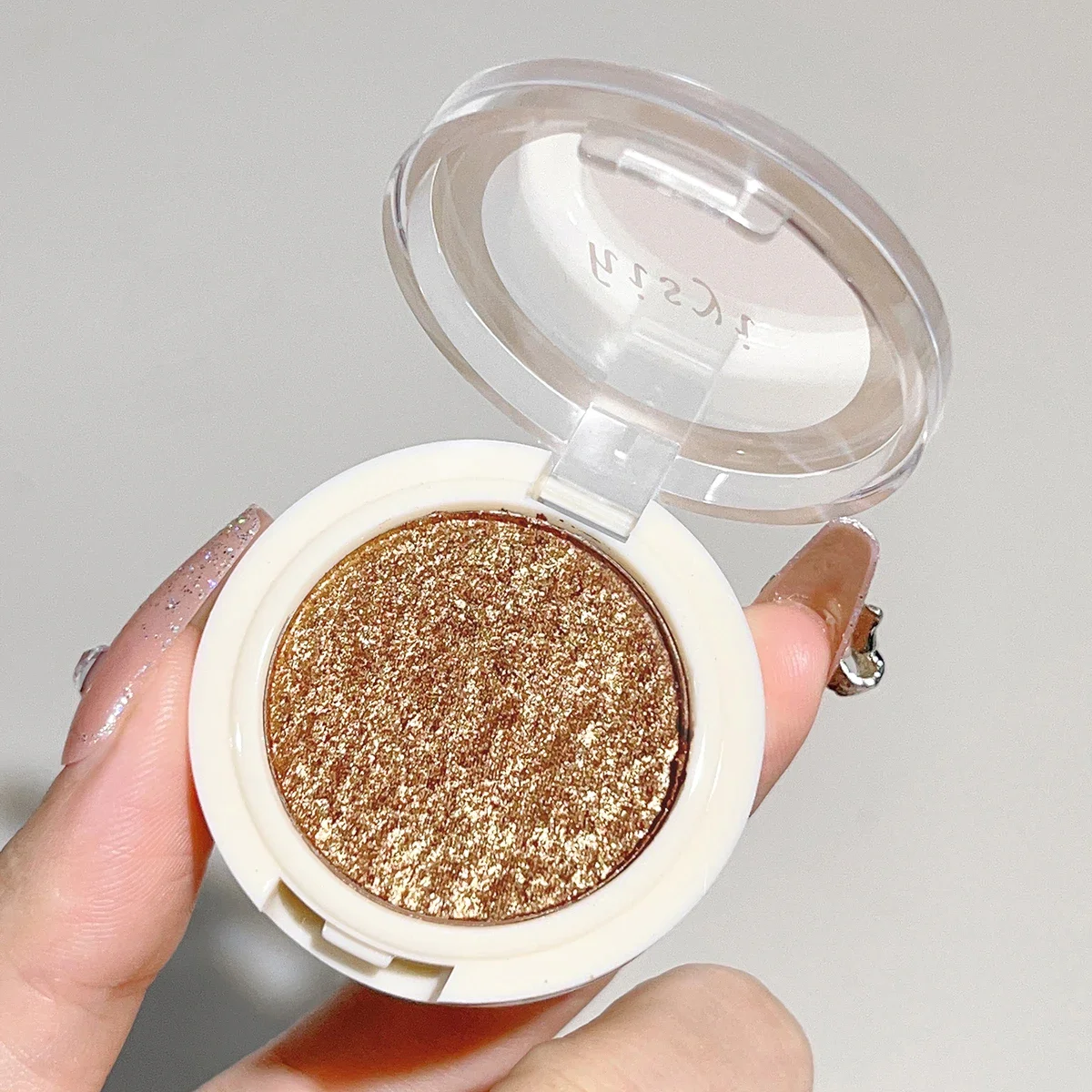 Versatile monochromatic eyeshadow palette - matte and shimmer effects, apricot, earth brown and mist rose for a natural look - Image 4