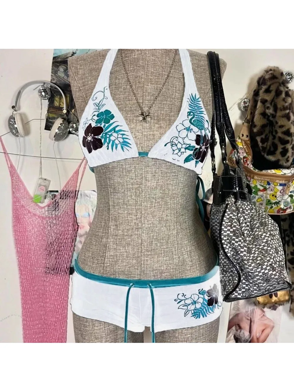 2026 new summer American Y2K tropical floral flamingo print bikini set with hanging neck, triangular cup shorts, split swimsuit - Image 4