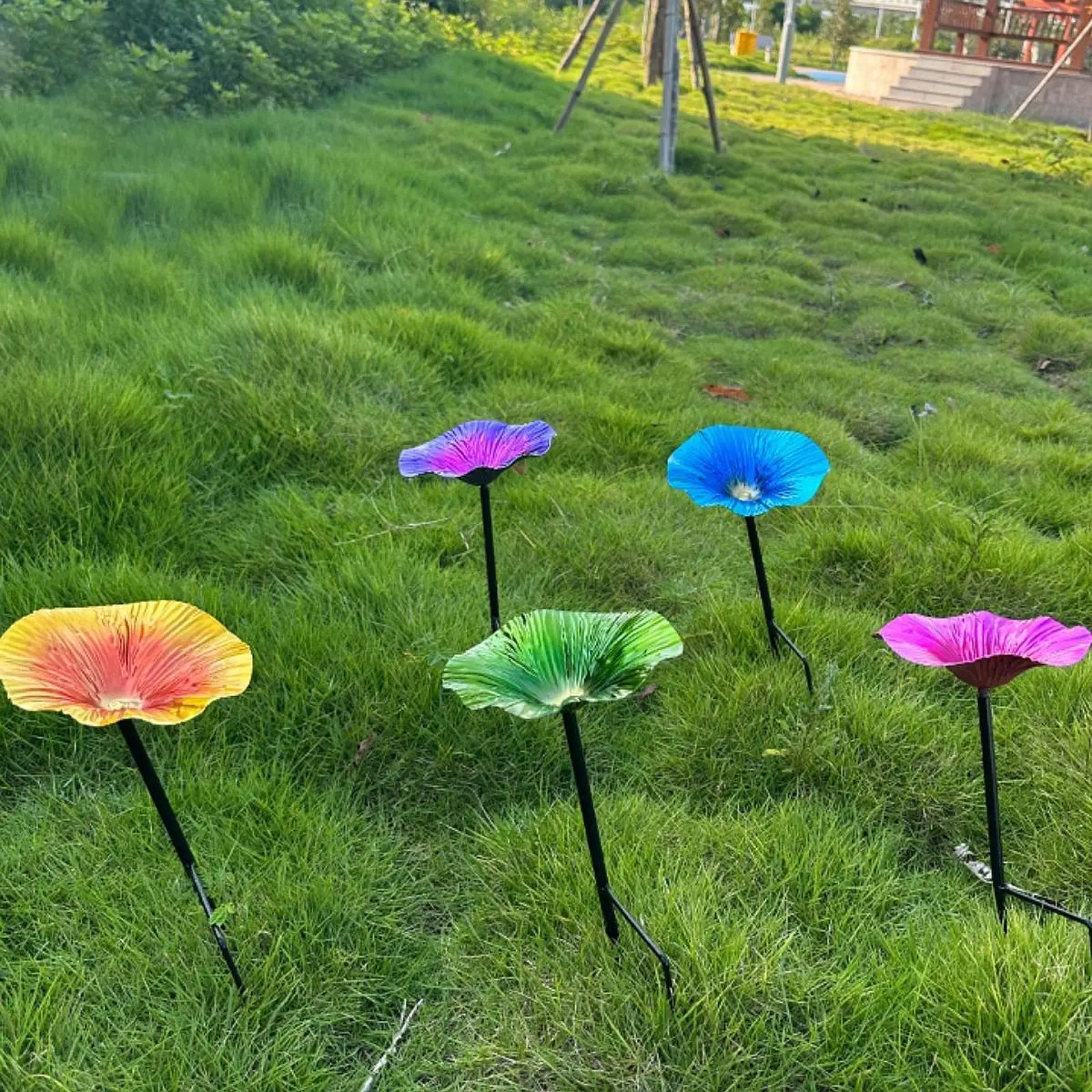 Garden Bird Bath with Detachable Pole And Ground Stake for Bird Feeders - Image 2