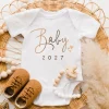 Baby 2027 Pregnancy Announcement Newborn Baby Bodysuits Gold Letter Printed Boys Girls Romper Jumpsuit Clothes