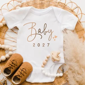 Baby 2027 Pregnancy Announcement Newborn Baby Bodysuits Gold Letter Printed Boys Girls Romper Jumpsuit Clothes
