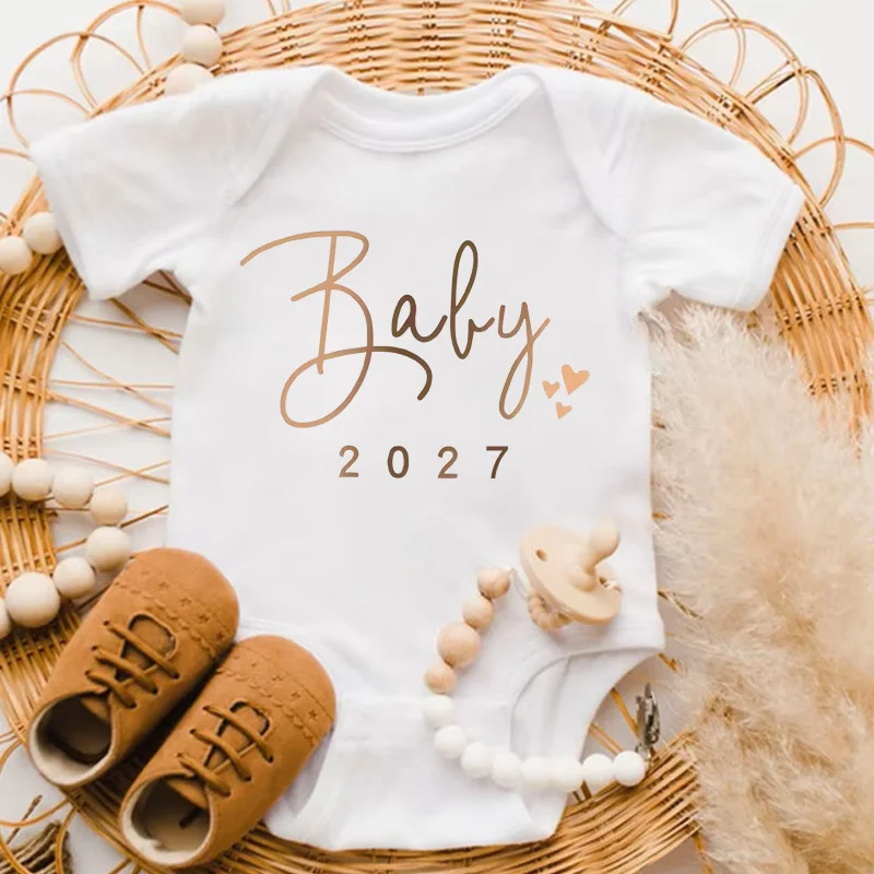 Baby 2027 Pregnancy Announcement Newborn Baby Bodysuits Gold Letter Printed Boys Girls Romper Jumpsuit Clothes