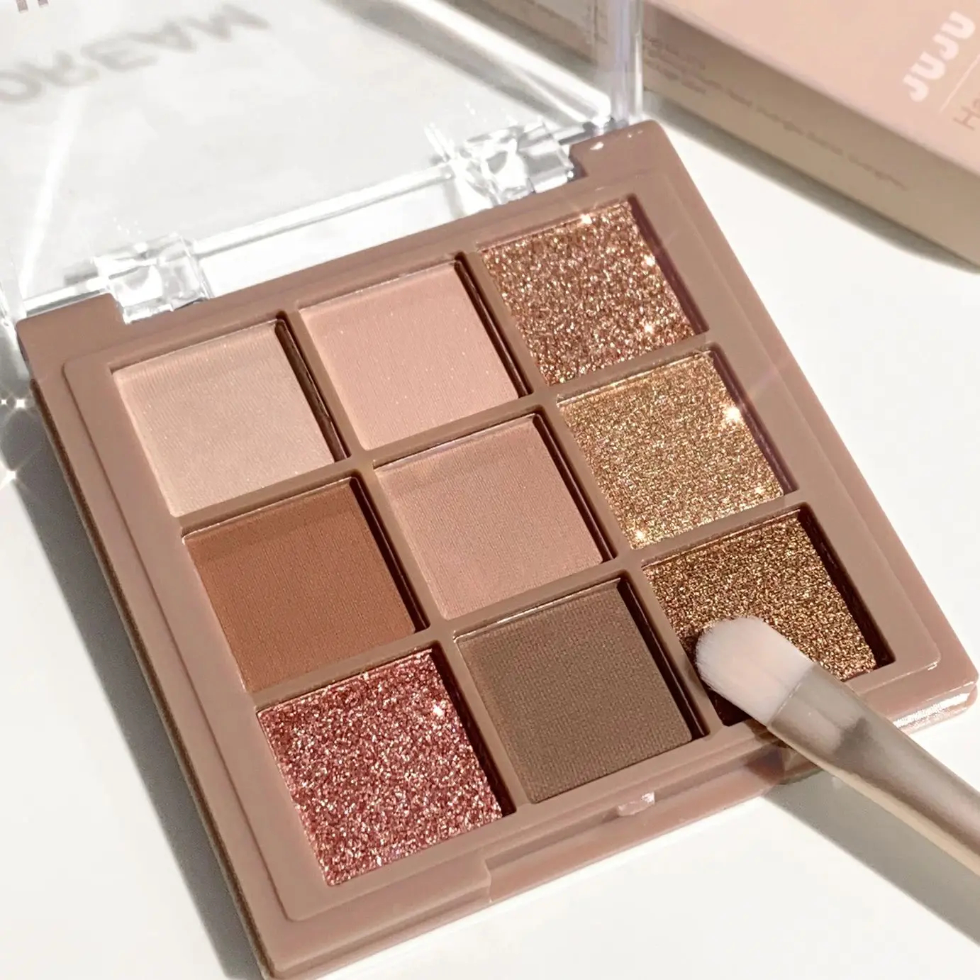 Luxurious 9-18 color eyeshadow palette - Velvet matte and shimmer effect, durable waterproof, berry, brown and nude tones - Image 4